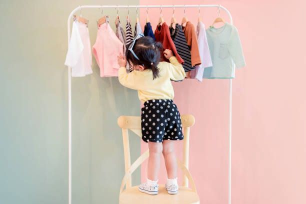 اختيار طفلة ملابسها