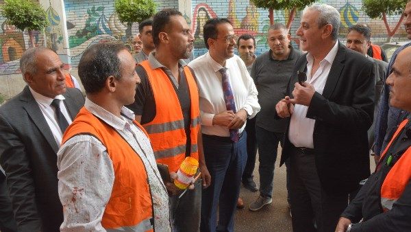 محافظ الغربية يُشارك مع معلمي الغربية في حملة تزيين الأسوار.. ويوجّه بتعميم المبادرة بالإدارات التعليمية محافظ الغربية يُشارك مع معلمي الغربية في حملة تزيين الأسوار.. ويوجّه بتعميم المبادرة بالإدارات التعليمية