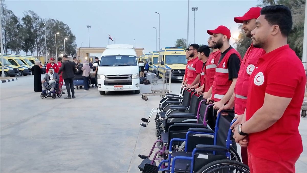 الهلال الأحمر المصري يستقبل دفعة جديدة من مصابي غزة 