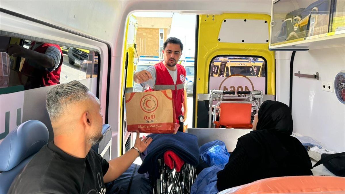 الهلال الأحمر المصري يستقبل دفعة جديدة من مصابي غزة 