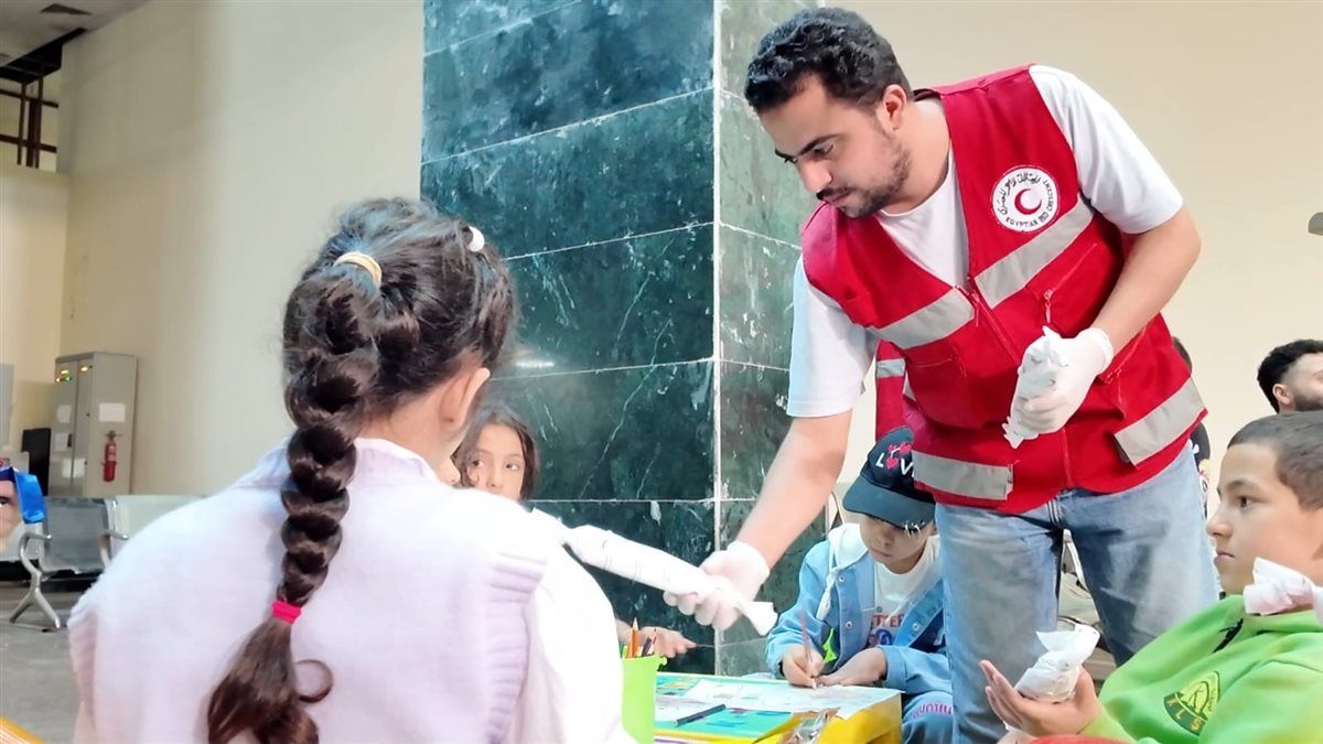 الهلال الأحمر المصري يستقبل دفعة جديدة من مصابي غزة 