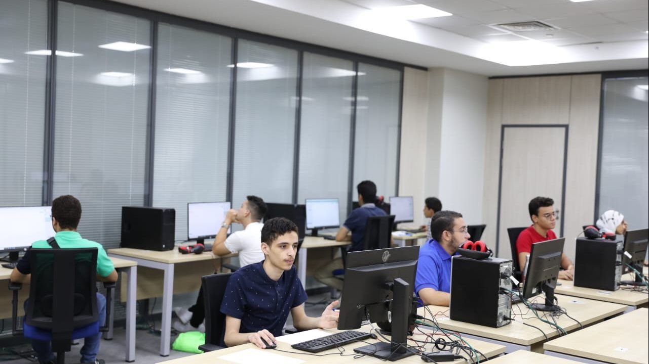 طلاب يقومون بأعمال التنسيق