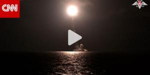 شاهد.. روسيا تختبر صاروخًا عابرًا للقارات من غواصة طراد جديدة