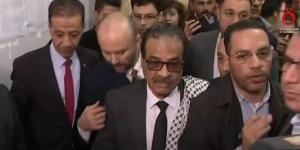 فريد
      زهران
      يدلي
      بصوته
      في
      الانتخابات
      الرئاسية
      "بالوشاح
      الفلسطيني"