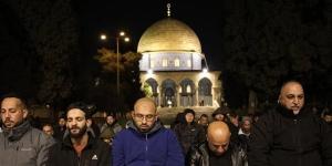 بحضور
      آلاف
      الفلسطينيين،
      أداء
      صلاتي
      العشاء
      والتراويح
      بالمسجد
      الأقصى
      (فيديو)