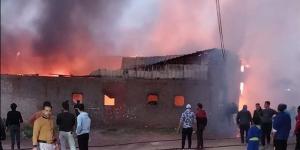 5
      سيارات
      إطفاء
      أنقذت
      الموقف،
      تفاصيل
      حريق
      ورشة
      موبيليا
      في
      دمياط
      (صور)
