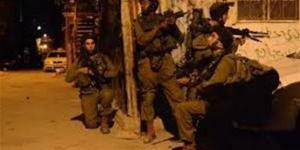 الاحتلال يقتحم منزلاً فلسطينياً ويُروع سكانه في الضفة