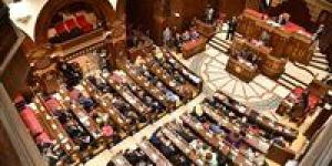 «تشريعية الشيوخ» تطالب الحكومة بتطبيق قانون البناء لحسم فوضى الإعلانات