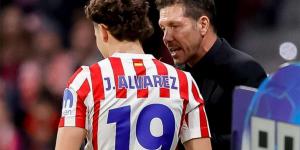 تقارير: سيميوني حليف غير متوقع لبرشلونة في صفقة جوليان ألفاريز