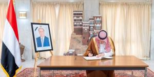 نائب وزير الخارجية يقدم واجب العزاء في وفاة الرئيس اليمني السابق - المساء الاخباري