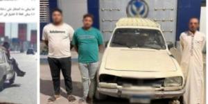 ضبط قائد سيارة سمح لشخصين باعتلائها أثناء القيادة