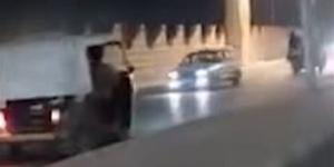 عرض حياة المواطنين للخطر.. تداول فيديو لسائق توك توك يسير عكس الاتجاه بالطريق الزراعي بالمنيا | فيديو