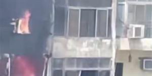 اندلاع حريق في شقة سكنية أمام شارع العشرين بفيصل | فيديو