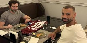 35 % من نصيبك .. وصلة مزاح بين محمد صلاح ووكيله رامي عباس - المساء الاخباري