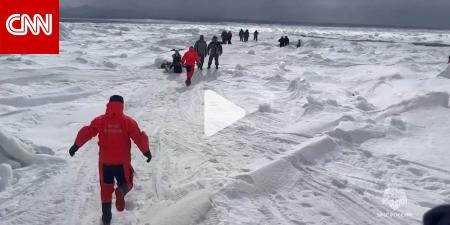طوف جليدي في روسيا يجرف معه أكثر من 80 صيادًا بعيدًا عن الشاطئ