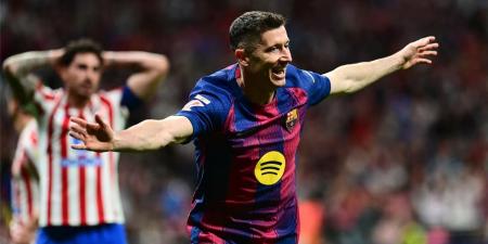 فيديو | بالصدفة.. ليفاندوفسكي يسجل هدف برشلونة الثاني أمام أتلتيكو مدريد
