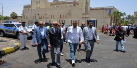 محافظ الأقصر يتفقد أحياء المدينة ويتابع الأسواق ومنافذ بيع السلع