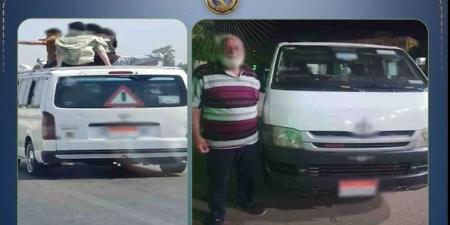 ضبط قائد سيارة «ميكروباص» لقيامه بالسماح للركاب بالجلوس أعلى السيارة