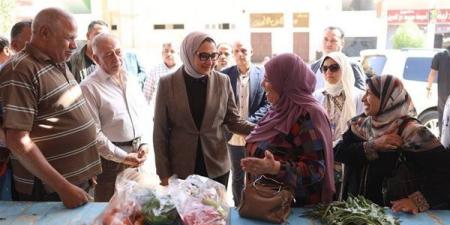 محافظ الوادي الجديد تتفقد منفذ الوحدة المحلية بحي أرض السلام في الخارجة| فيديو