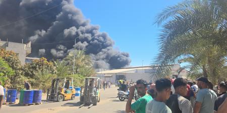 7 حالات اختناق في حادث حريق مصنع دهانات بدمياط.. صور