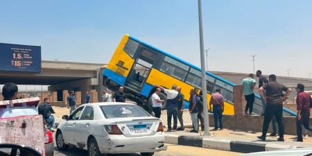 اصطدام أتوبيس نقل عام بمنحدر بمحور المشير فى مدينة نصر دون إصابات.. صور