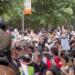 200 طالب محتج يضعون حواجز فى مدخل مبنى أكاديمى بجامعة كولومبيا.. فيديو