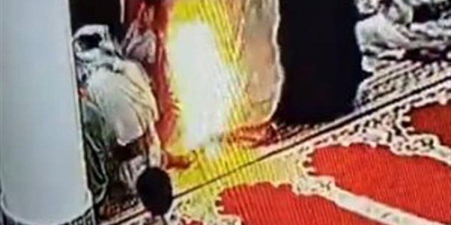 لحظة
      اشتعال
      النار
      فجأة
      في
      رجل
      يصلي
      بأحد
      المساجد
      تثير
      الرعب
      (فيديو)