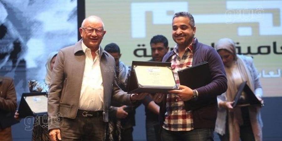 محمود
      عزت
      يفوز
      بالمركز
      الأول
      في
      جائزة
      فؤاد
      نجم
      لشعر
      العامية،
      ومحمد
      علي
      للدراسات
      النقدية
      (صور)