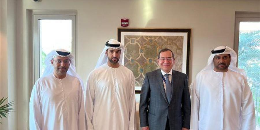 وزير
      البترول
      يستعرض
      مع
      رئيس
      شركة
      مبادلة
      الإماراتية
      أعمال
      البحث
      والاستكشاف
      بالمتوسط