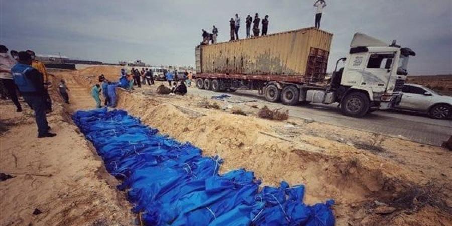 صحة
      غزة:
      حفر
      مقبرة
      جماعية
      بسوق
      جباليا
      لـ
      100
      شهيد
      تعفنت
      جثامينهم