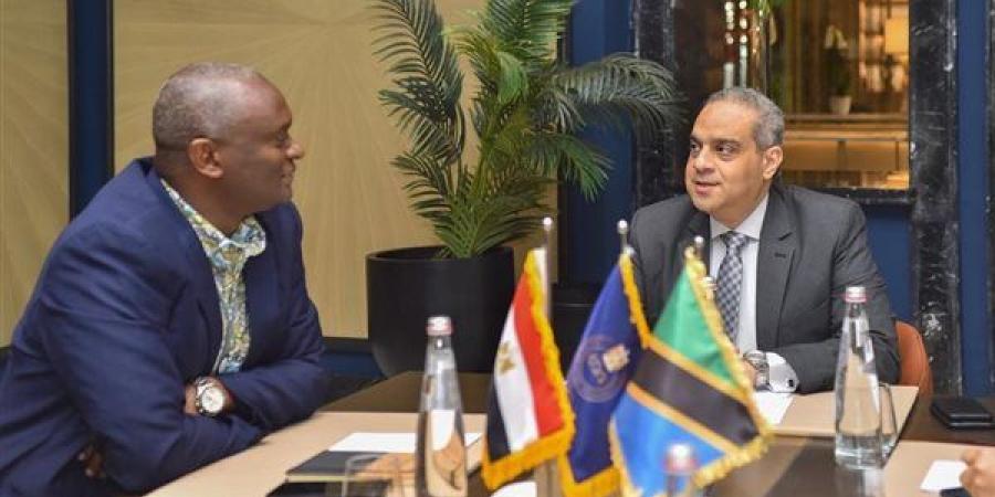 رئيس
      هيئة
      الدواء
      المصرية
      يلتقي
      عددًا
      من
      مسئولي
      الهيئات
      المناظرة
      بالدول
      الأفريقية