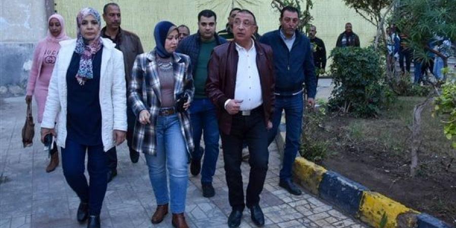 محافظ
      الإسكندرية
      يتفقد
      اللجان
      والمقار
      الانتخابية
      بنطاق
      حي
      الجمرك