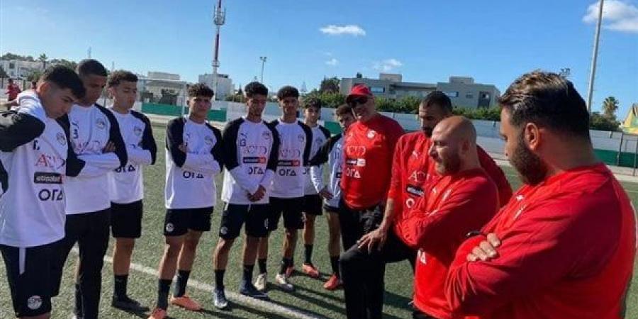 وائل
      رياض
      يختار
      28
      لاعبا
      للانتظام
      في
      معسكر
      منتخب
      الشباب