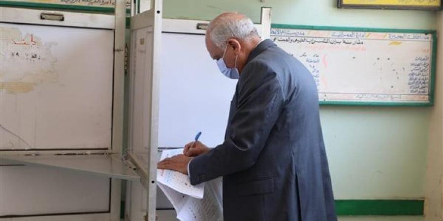 محافظ
      الجيزة
      يدلي
      بصوته
      في
      الانتخابات
      الرئاسية
      بالعمرانية