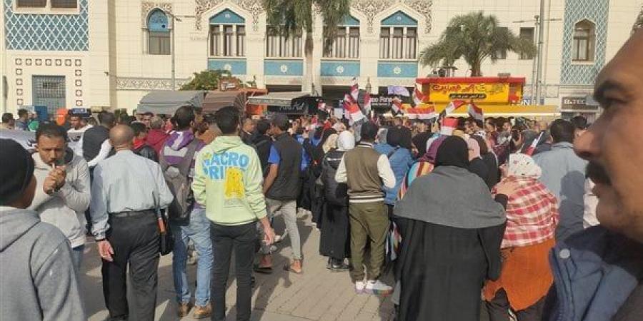 توافد
      كبير
      من
      الناخبين
      بلجنة
      محطة
      مصر
      (صور)
