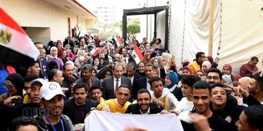 مسيرات
      لطلاب
      جامعة
      بني
      سويف
      للإدلاء
      بأصواتهم
      في
      الانتخابات
      الرئاسية
      (صور)