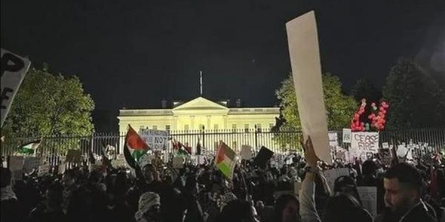 بالشموع،
      ناشطون
      يهود
      يتظاهرون
      أمام
      البيت
      الأبيض
      للمطالبة
      بوقف
      إطلاق
      النار
      في
      غزة
      (فيديو)
