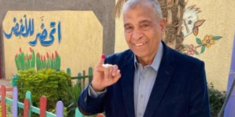 عبد العزيز غنيم رئيس اتحاد الملاكمة يدلى بصوته فى اليوم الثالث للانتخابات الرئاسية بالبساتين
