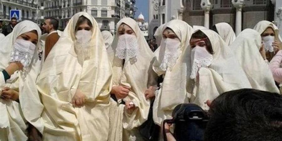 أثار
      دهشة
      والد
      العريس،
      قيمة
      مهر
      عروس
      تثير
      جدلا
      في
      الجزائر
      (فيديو)