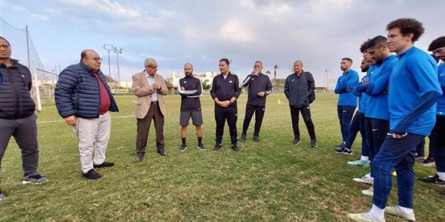 رئيس
      نادي
      المقاولون
      العرب
      يجتمع
      مع
      الفريق
      بحضور
      المشرف
      على
      الكرة