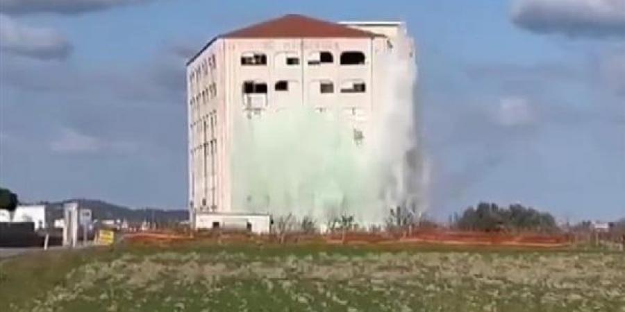 بشكل
      احترافي
      وخلال
      دقائق،
      لحظة
      تفجير
      مبنى
      ضخم
      صادرته
      إيطاليا
      من
      المافيا
      (فيديو)