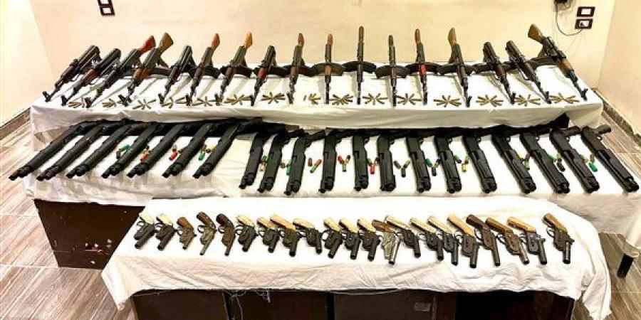 ضبط
      31
      قطعة
      سلاح
      نارى
      و16
      قضية
      مخدرات
      فى
      أسيوط
      وأسوان
      ودمياط
