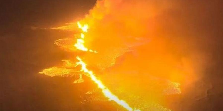 لحظة
      ثوران
      بركان
      في
      سلسلة
      تلال
      أيسلندية
      (فيديو)