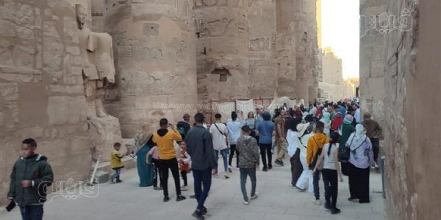 إقبال
      كبير
      من
      السياح
      على
      زيارة
      معابد
      الكرنك
      بالأقصر
      (صور)