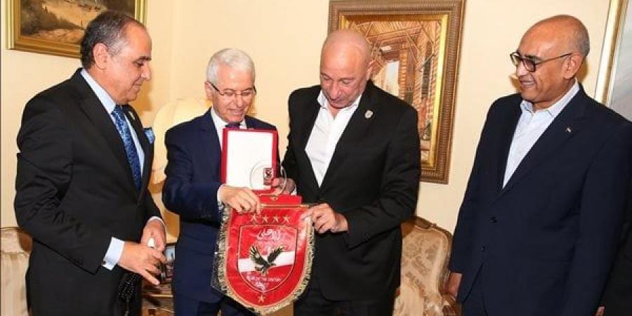 القنصل
      العام
      في
      جدة
      يستقبل
      بعثة
      الأهلي
      والاتحاد
      العام
      للمصريين
      بالسعودية