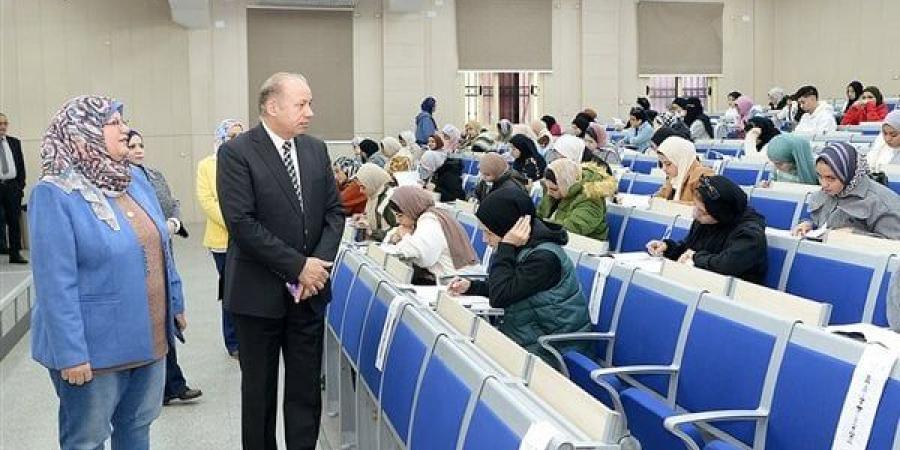 رئيس
      جامعة
      المنصورة
      يتفقد
      امتحانات
      الفصل
      الدراسي
      الأول