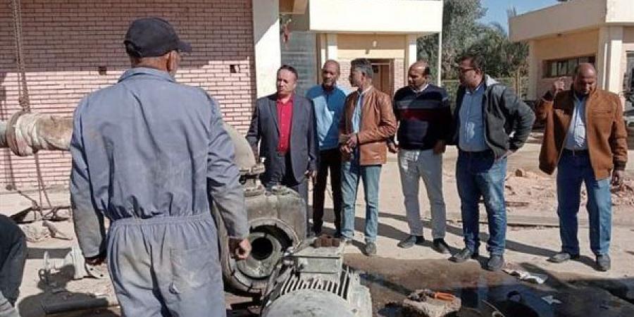 رئيس
      مركز
      الفرافرة
      يتفقد
      أعمال
      الصيانة
      بمحطة
      الصرف
      الصحي