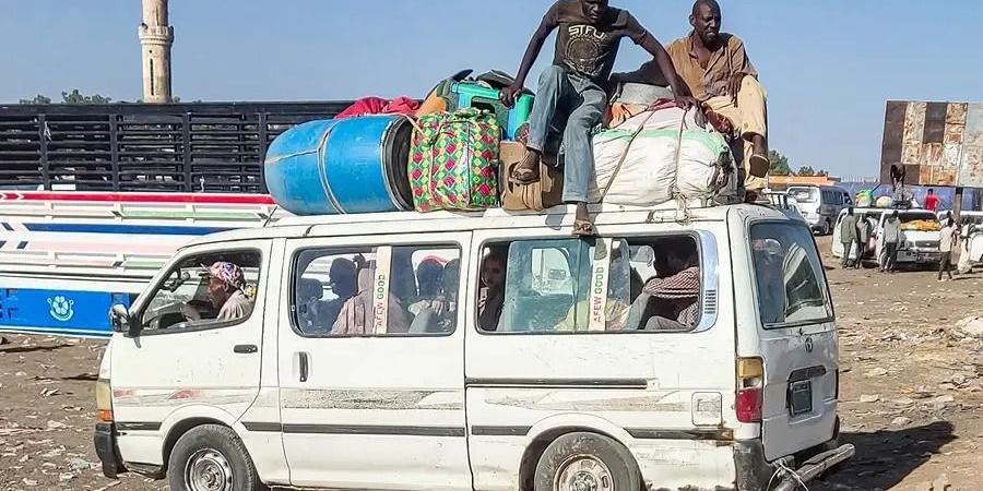 السودان
      يحترق
      بنار
      الحرب
      الأهلية
      "مواجهات
      الجيش
      والدعم
      السريع
      تُفجِّر
      الخرطوم
      وأم
      درمان"
