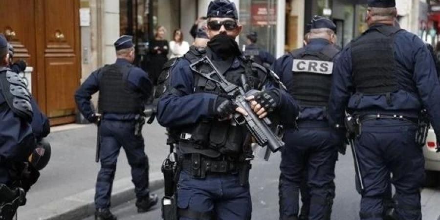 "يحمل
      ساطورًا
      ويرتدي
      جلبابًا"..
      شرطة
      باريس
      تقتل
      رجلًا
      من
      أصول
      عربية