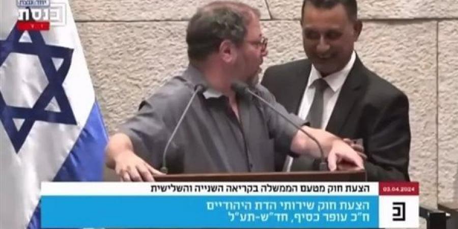 طرد
      نائب
      من
      الكنيست
      الإسرائيلي
      عقب
      وصفه
      العدوان
      على
      مجمع
      الشفاء
      بجريمة
      حرب